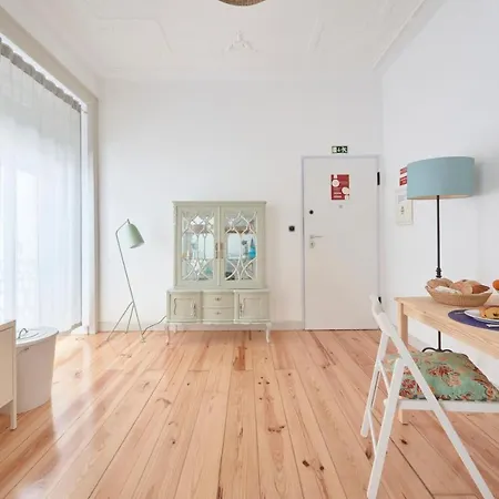 Sunny With Balcony! Лиссабон