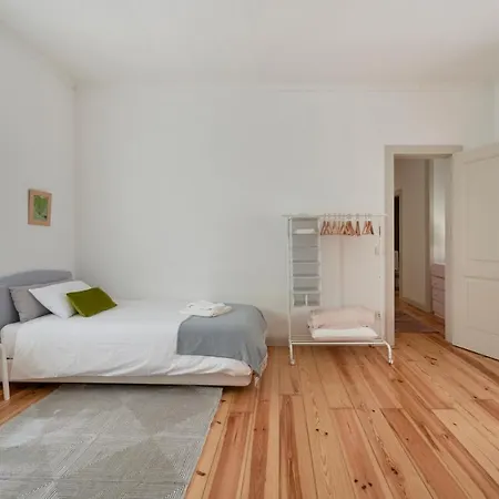 Sunny With Balcony! Лиссабон