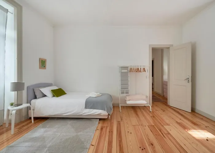 Sunny With Balcony! Lisboa