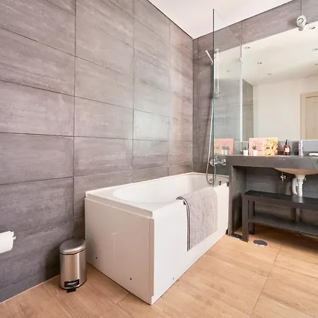 Sunny With Balcony! Apartmán